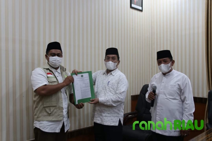 Penyerahan SK Perpanjangan izin Operasional LAZNAS IZI Perwakilan Riau oleh Kemenag Riau